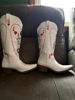 Source Unknown White Queen of Hearts Lace-Up Western Boots with Red Accents